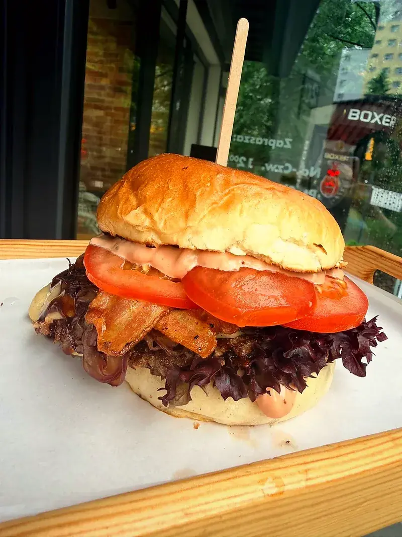 Burger BBQ z boczkiem, pomidorem i karmelizowaną cebulką — StreetBurger.pl Bytom