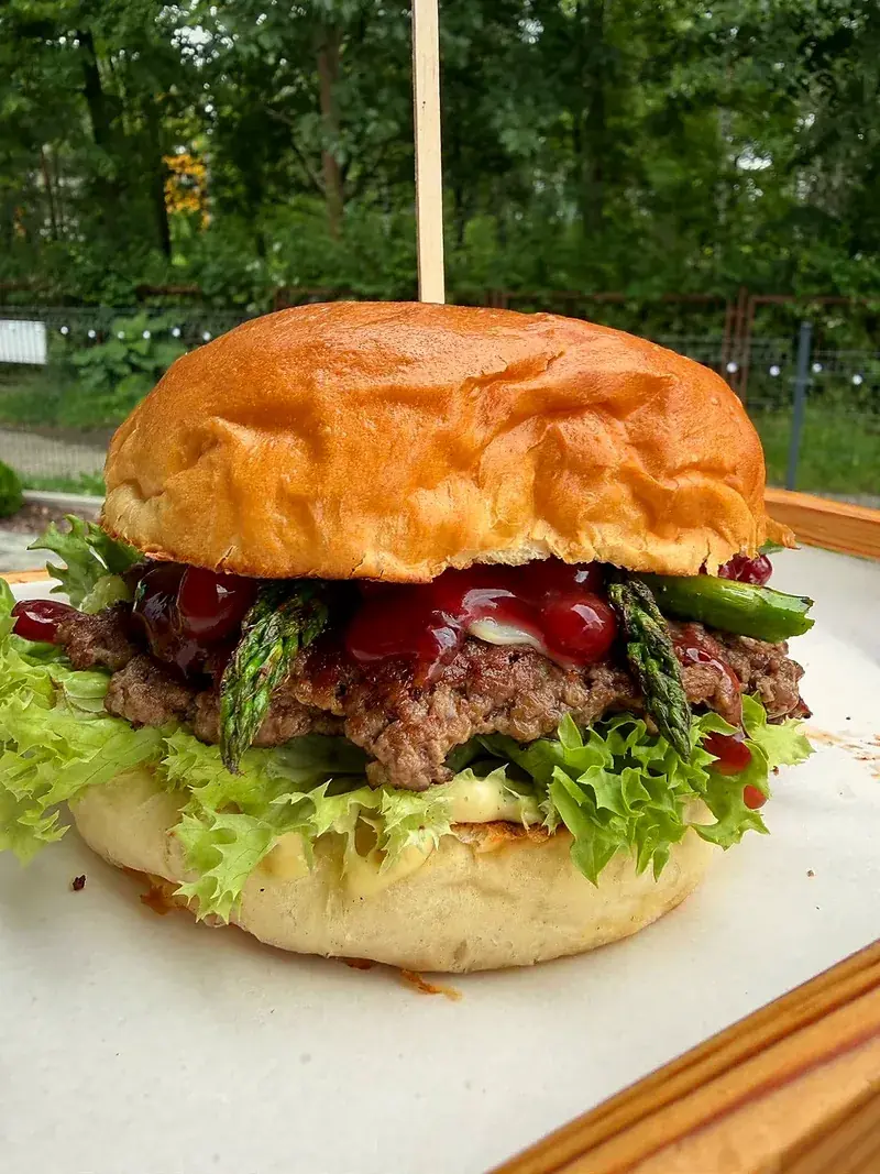 Burger Góral z oscypkiem, szparagami i żurawiną — StreetBurger.pl Bytom